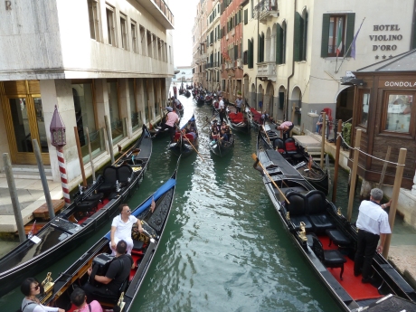 Volle Kanäle in Venedig